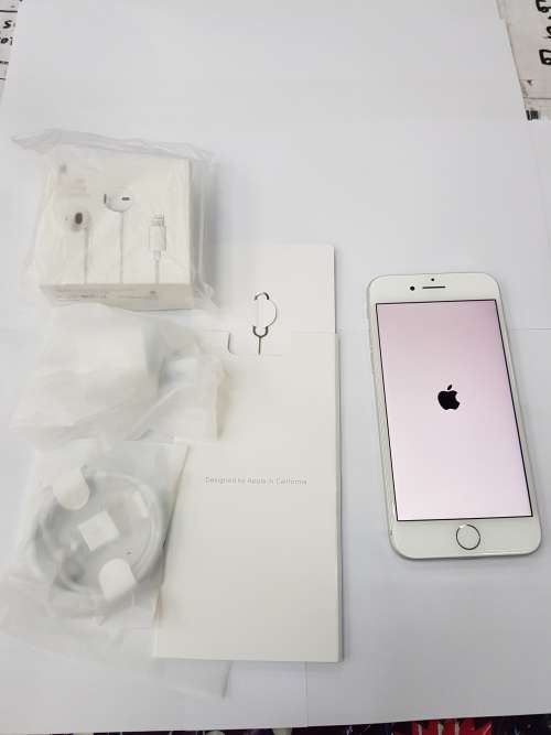 Apple Iphone 7 (128gig)  Silver like new