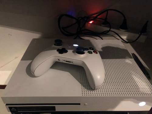 Xbox One 500gb with 2 Games