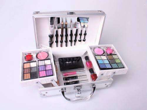 MAGIC COLOR MAKE UP KIT WITH CARRY CASE