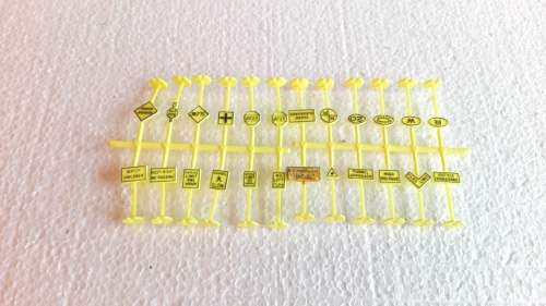 HO SCALE BACHMANN ROAD SIGNS