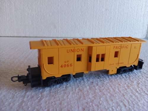 LIMA YELLOW CABOOSE