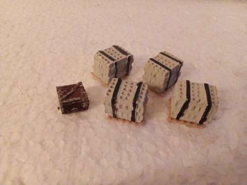 HO SCALE PALLETS WITH LOADS