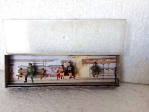 HO MERTEN SITTING PEOPLE