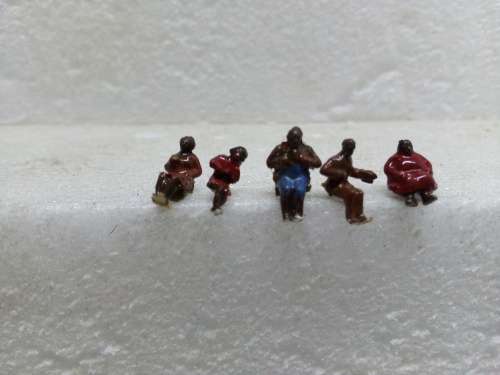 N SCALE SITTING PEOPLE