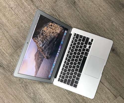 Apple macbook Air 13 inch 2015 Core i5 8GB RAM 128GB SSD Storage Excellent condition and charger