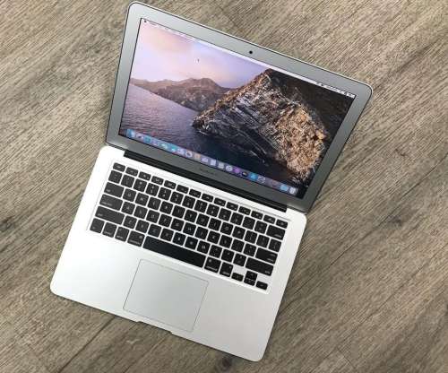 Apple macbook Air 13 inch 2015 Core i5 8GB RAM 128GB SSD Storage Excellent condition and charger