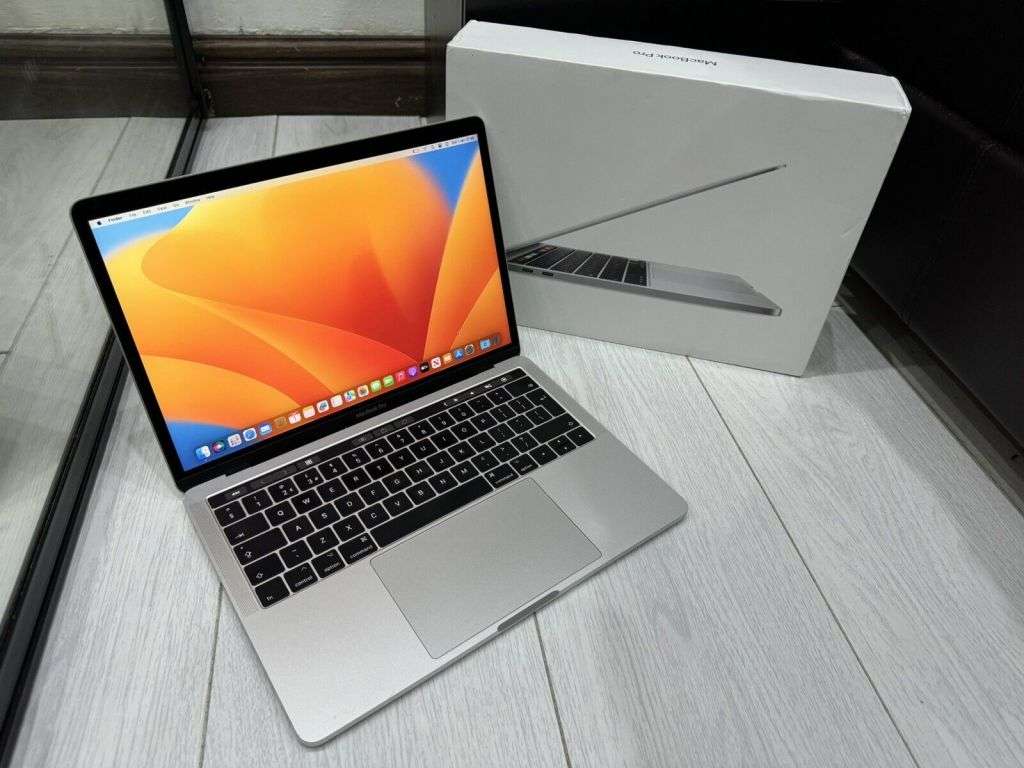 Apple MacBook Pro Retina 13.3` 2017 - 256GB SSD 8GB Ram 3.1GHz Core i5 - Silver