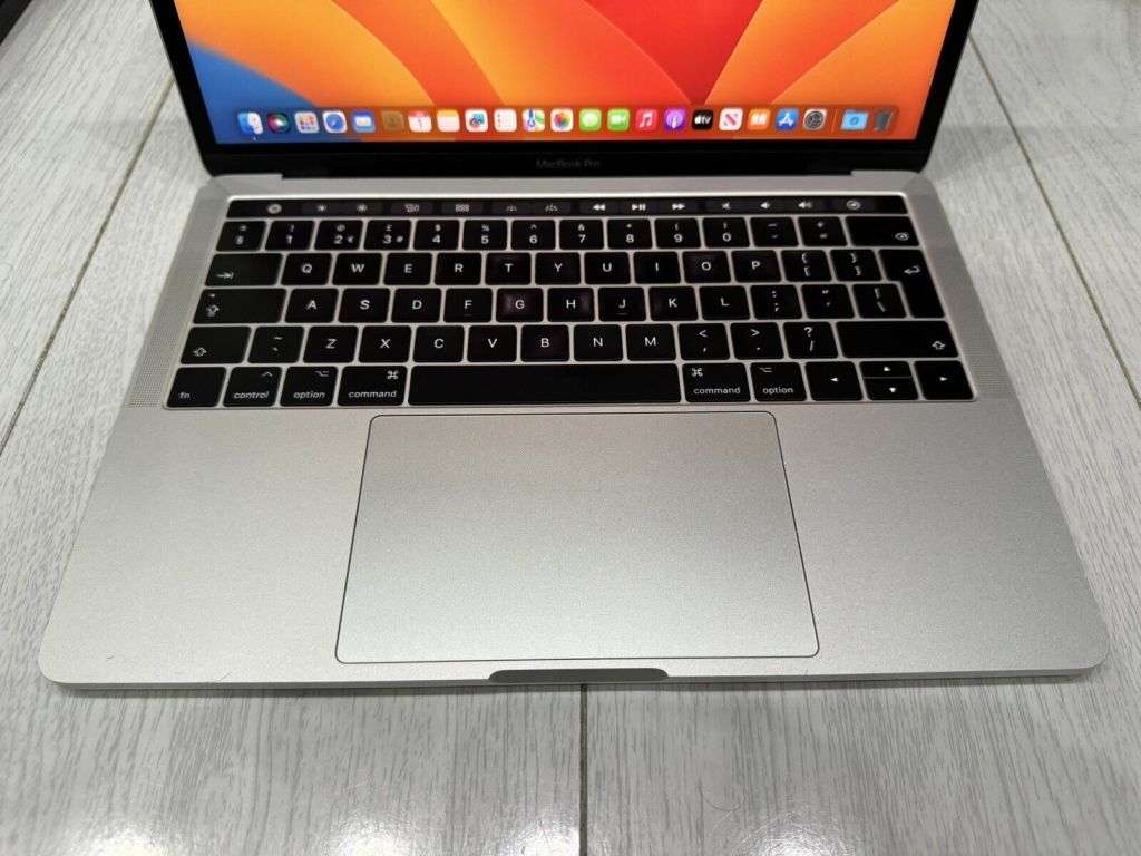 Apple MacBook Pro Retina 13.3` 2017 - 256GB SSD 8GB Ram 3.1GHz Core i5 - Silver