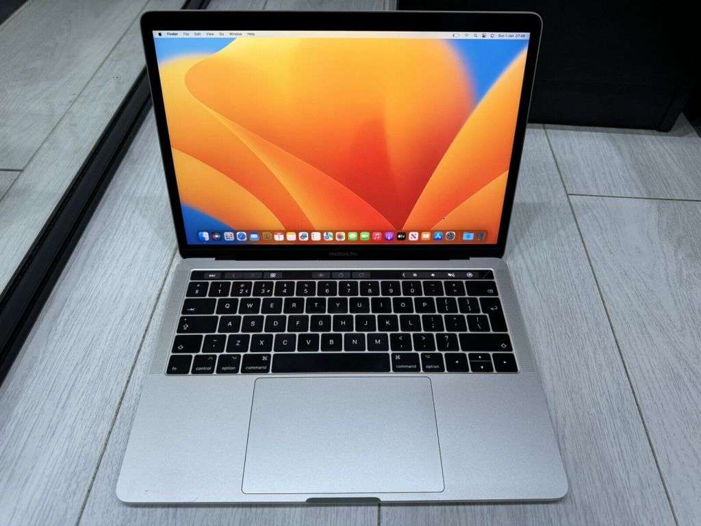 Apple MacBook Pro Retina 13.3` 2017 - 256GB SSD 8GB Ram 3.1GHz Core i5 - Silver