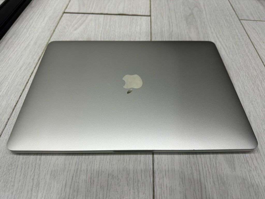 Apple MacBook Pro Retina 13.3` 2017 - 256GB SSD 8GB Ram 3.1GHz Core i5 - Silver