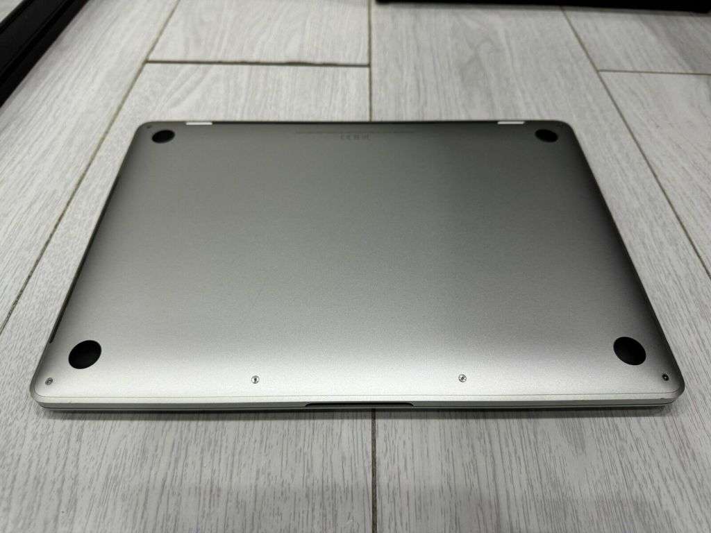 Apple MacBook Pro Retina 13.3` 2017 - 256GB SSD 8GB Ram 3.1GHz Core i5 - Silver