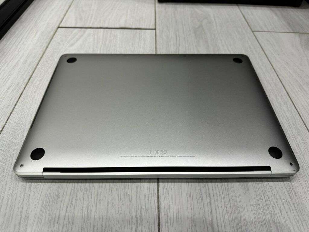 Apple MacBook Pro Retina 13.3` 2017 - 256GB SSD 8GB Ram 3.1GHz Core i5 - Silver