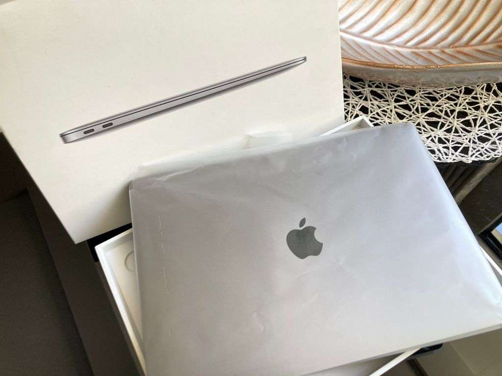 2019 Apple macbook Air 13-inch Retina Core i5 8GB RAM 256GB SSD Storage