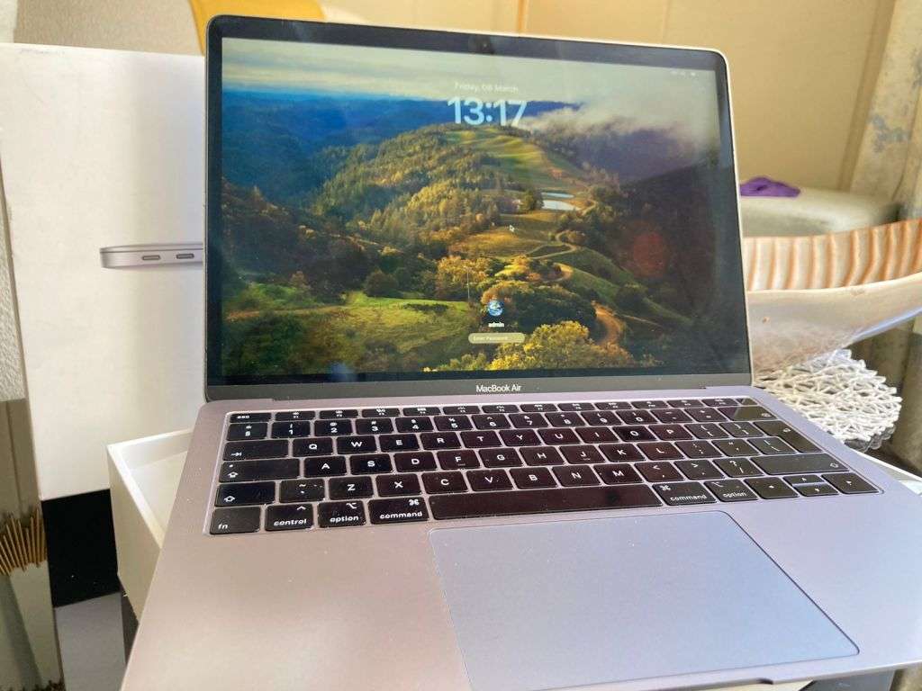 2019 Apple macbook Air 13-inch Retina Core i5 8GB RAM 256GB SSD Storage