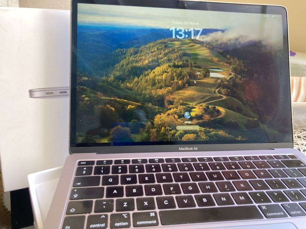 2019 Apple macbook Air 13-inch Retina Core i5 8GB RAM 256GB SSD Storage