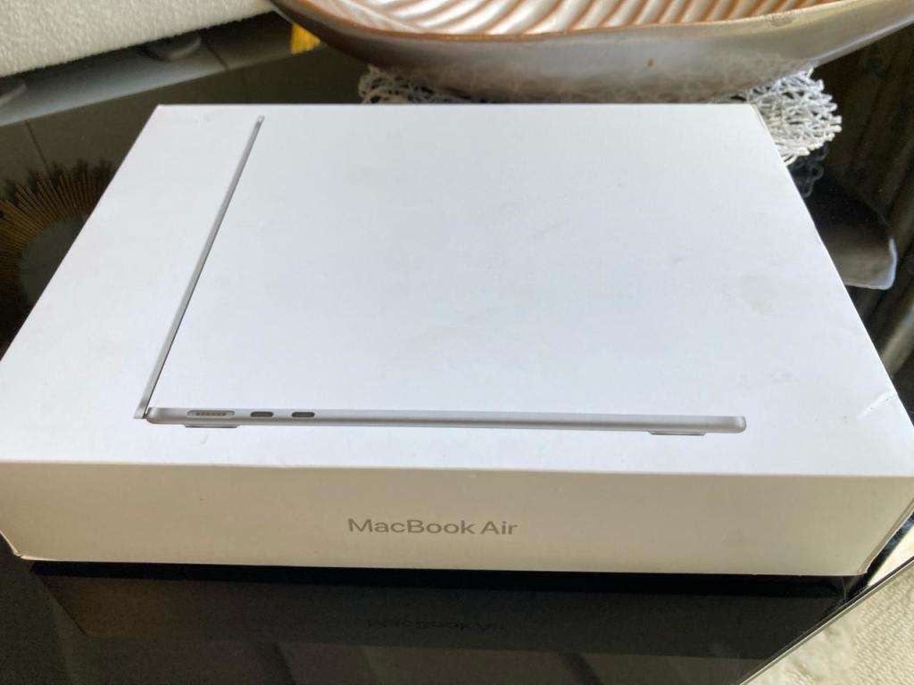 Apple MacBook Air 2022 A2681 13.6 in M2 10 Core GPU 8GB RAM 512 GB SSD