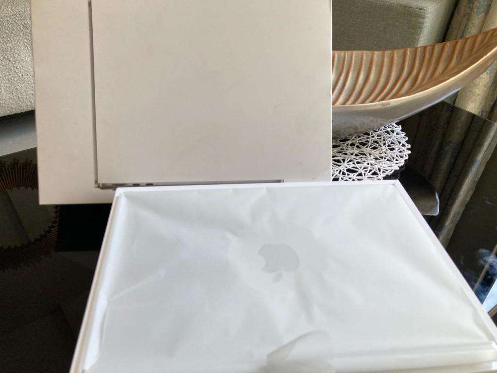 Apple MacBook Air 2022 A2681 13.6 in M2 10 Core GPU 8GB RAM 512 GB SSD