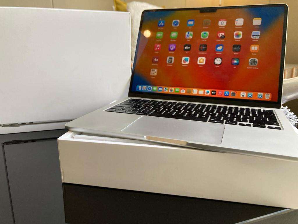 Apple MacBook Air 2022 A2681 13.6 in M2 10 Core GPU 8GB RAM 512 GB SSD