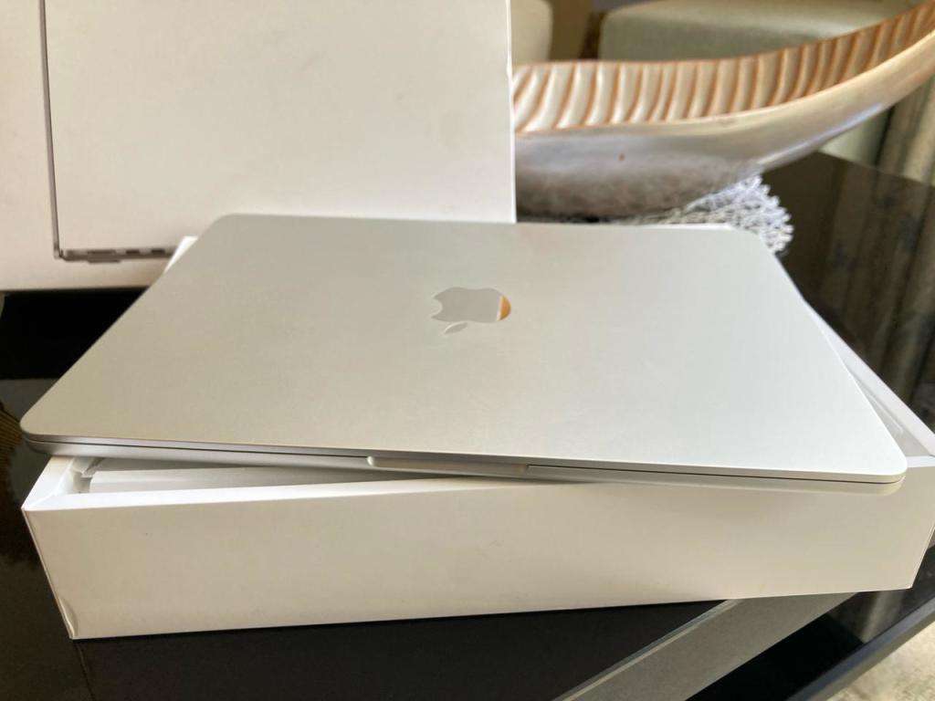 Apple MacBook Air 2022 A2681 13.6 in M2 10 Core GPU 8GB RAM 512 GB SSD