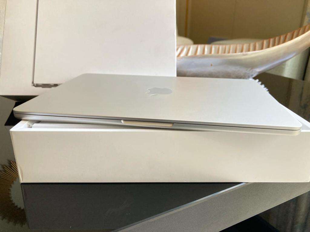 Apple MacBook Air 2022 A2681 13.6 in M2 10 Core GPU 8GB RAM 512 GB SSD