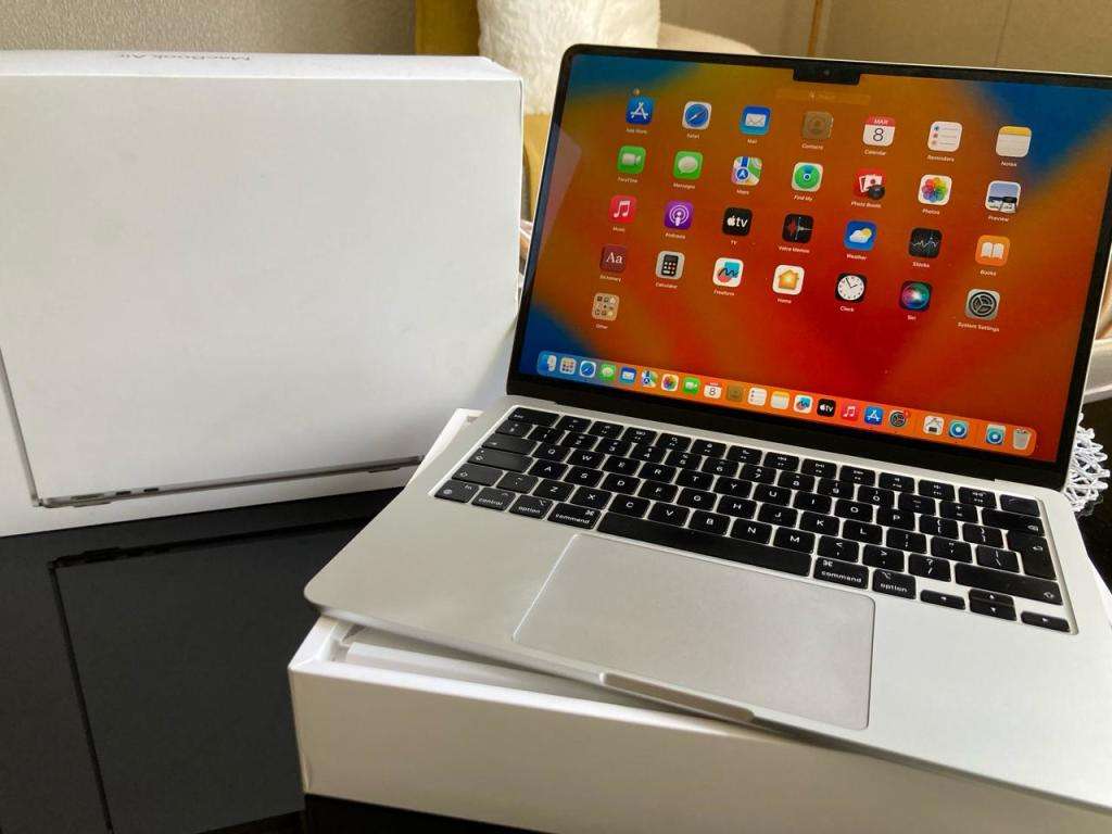 Apple MacBook Air 2022 A2681 13.6 in M2 10 Core GPU 8GB RAM 512 GB SSD