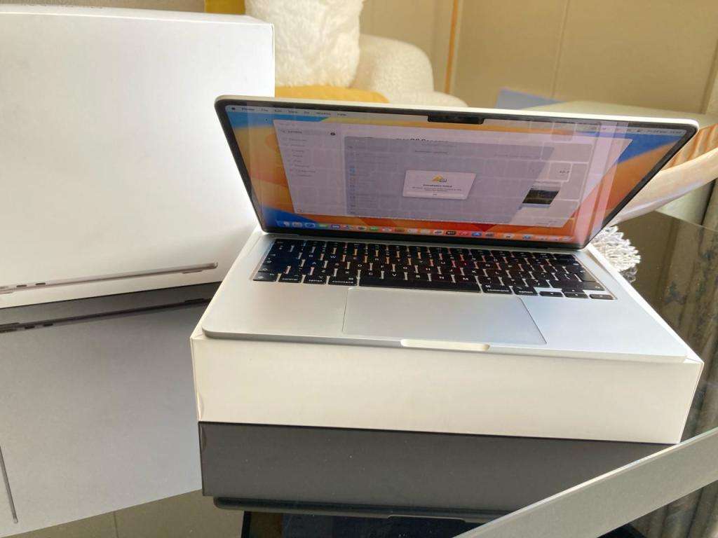 Apple MacBook Air 2022 A2681 13.6 in M2 10 Core GPU 8GB RAM 512 GB SSD