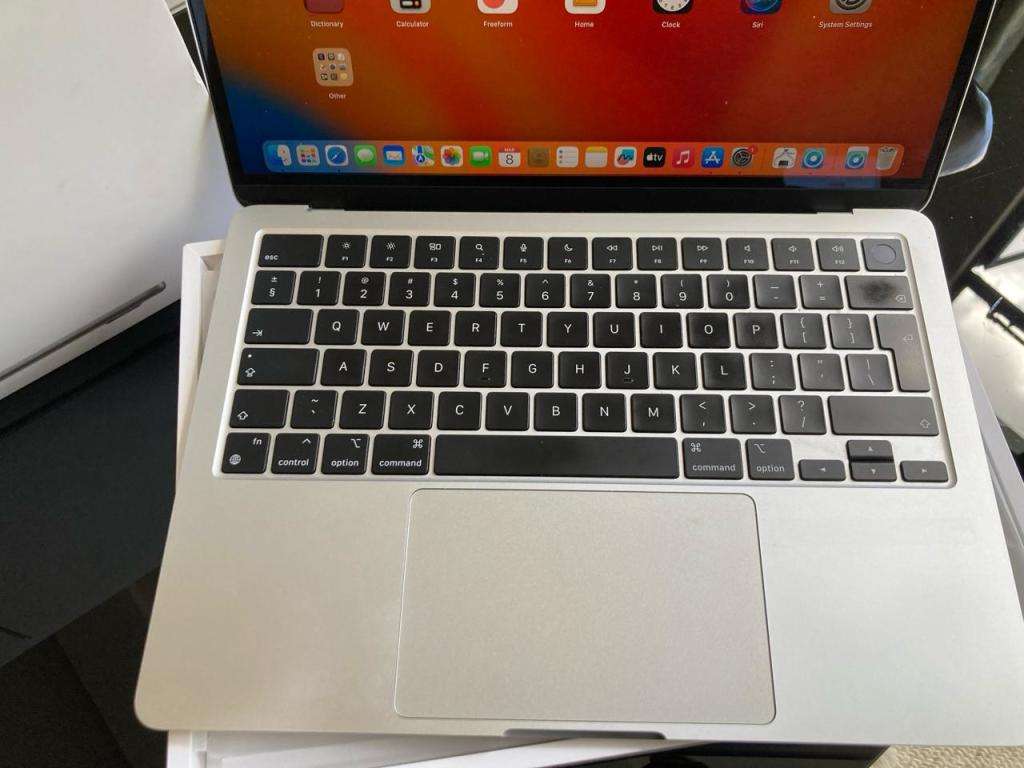 Apple MacBook Air 2022 A2681 13.6 in M2 10 Core GPU 8GB RAM 512 GB SSD