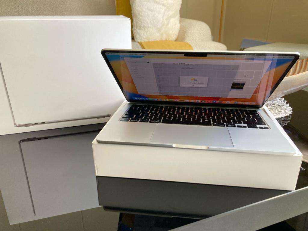 Apple MacBook Air 2022 A2681 13.6 in M2 10 Core GPU 8GB RAM 512 GB SSD