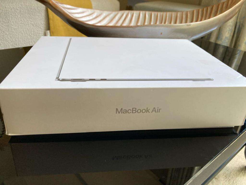 Apple MacBook Air 2022 A2681 13.6 in M2 10 Core GPU 8GB RAM 512 GB SSD