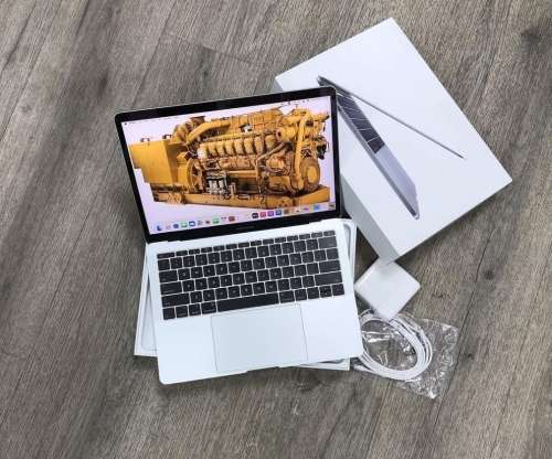 Apple macbook pro 13 inch Retina 2017 Core i5 8GB RAM 128GB SSD As New in Box with all accessories