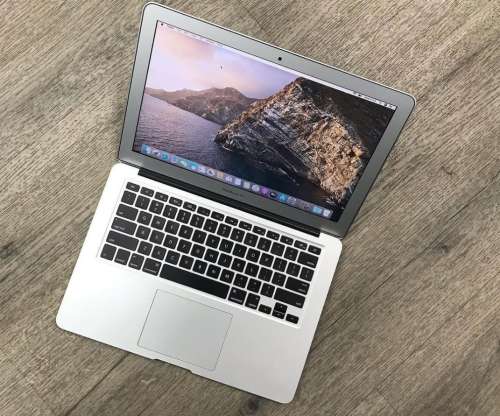 Apple macbook Air 13 inch 2015 Core i5 8GB RAM 128GB SSD Storage Excellent condition and charger