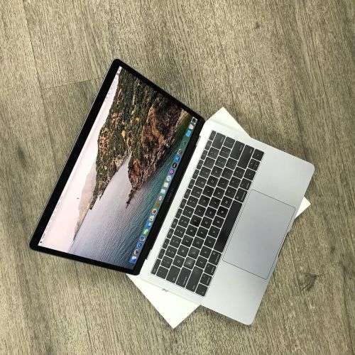 Apple macbook pro 13 inch Retina 2017 Core i5 8GB RAM 256GB SSD As New in Box with all accessories