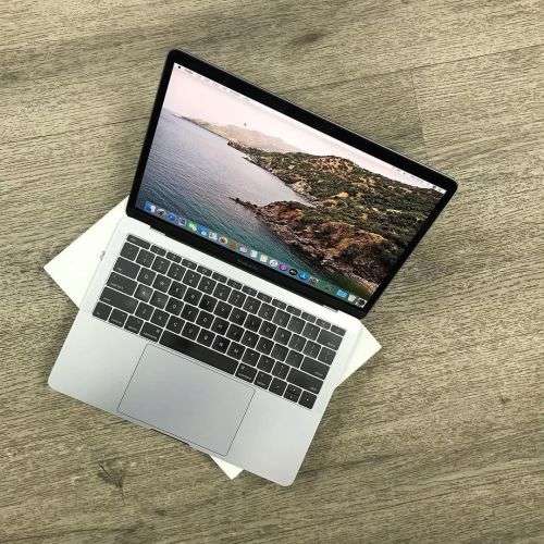 Apple macbook pro 13 inch Retina 2017 Core i5 8GB RAM 256GB SSD As New in Box with all accessories