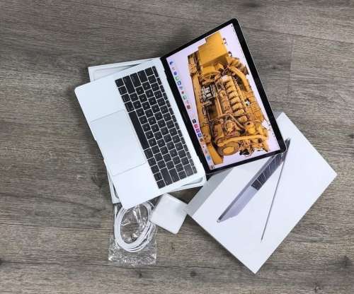Apple macbook pro 13 inch Retina 2017 Core i5 8GB RAM 128GB SSD As New in Box with all accessories
