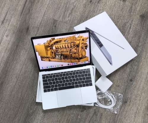Apple macbook pro 13 inch Retina 2017 Core i5 8GB RAM 128GB SSD As New in Box with all accessories