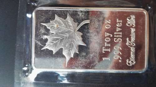1 troy ounce fine 999 pure silver bar.    maple leaf