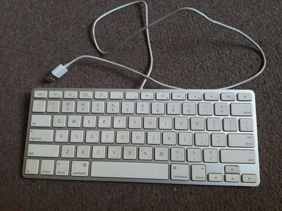 Apple Compact Wired Keyboard *NOT WORKING*