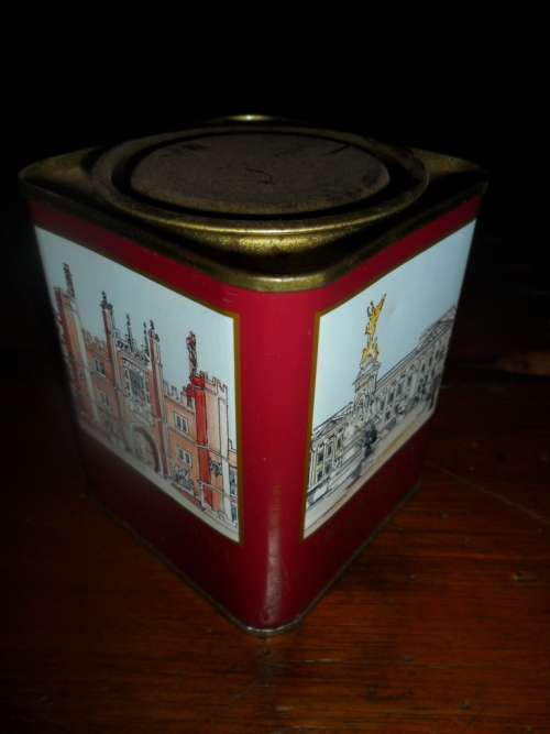 St James's Tea Tin - London - with pictures of Buckingham, Kensington, Windsor etc - 9.5cm x 8cm