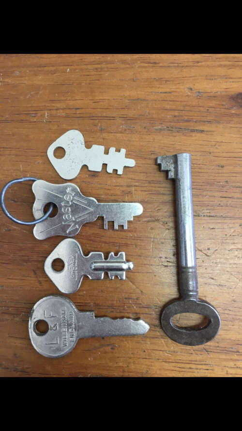 5 x Vintage Keys