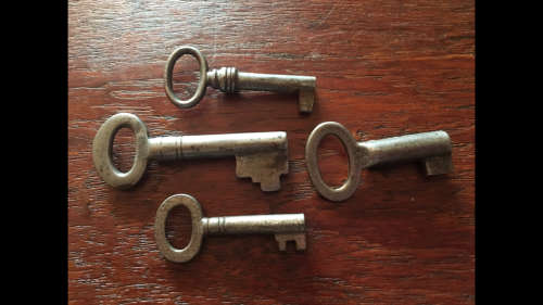 4 x Small Vintage Keys