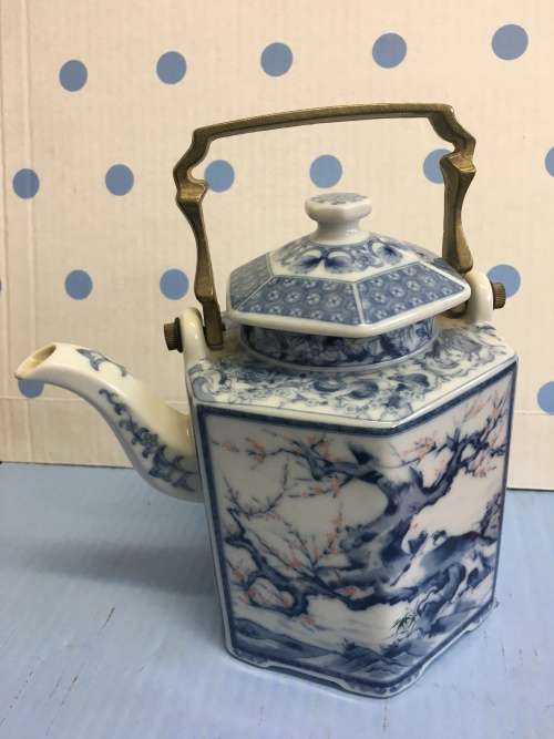 STUNNING JAPANESE HEXAGONAL PORCELAIN TEAPOT WITH A BRASS HANDLE - DYNASTY BLUE