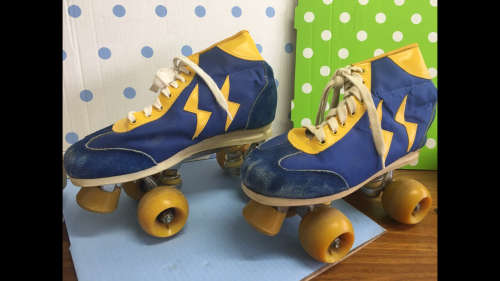 Vintage / Retro Beautiful Blue and Yellow Roller Skates +- Size 6