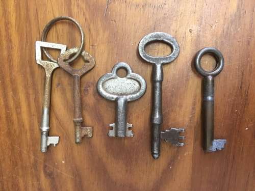5 x Vintage Keys