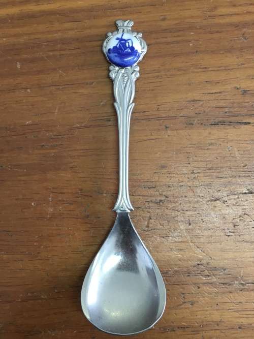 Sugar spoon with delft detail
