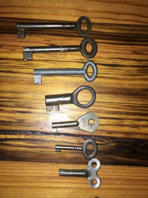 7 x Small Vintage Keys
