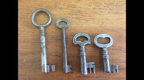 4 x Small Vintage Keys