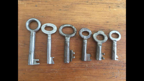 6 x Small Vintage Keys