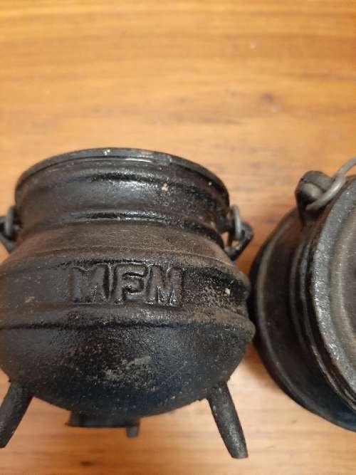 Mini Potjie shaped Salt and Pepper Set