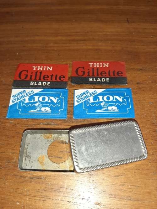 Vintage Razor Blade holder / case with 4 vintage blades - Lion and Gillette