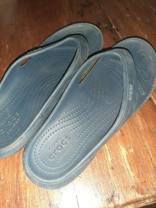 Navy Crocs Size 8-10 (Should fit a SA size 6)